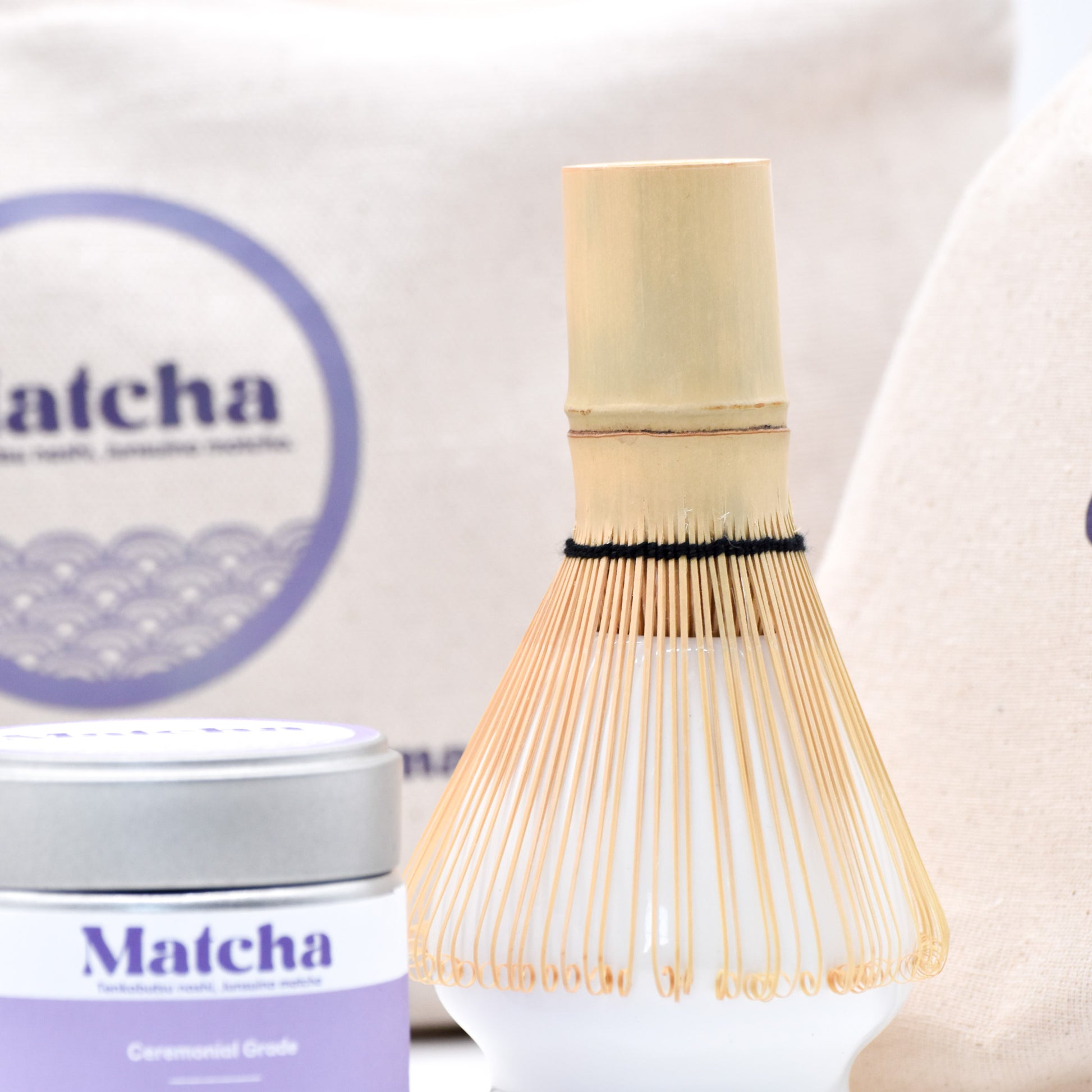 Bio Matcha-Set: Traditionelle Schale, Bambusbesen und Löffel – ideal für die perfekte Zubereitung von hochwertigem Ceremonial Matcha.