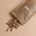 Geöffnete Verpackung mit herausfallenden veganen Bio Reishi Kapseln