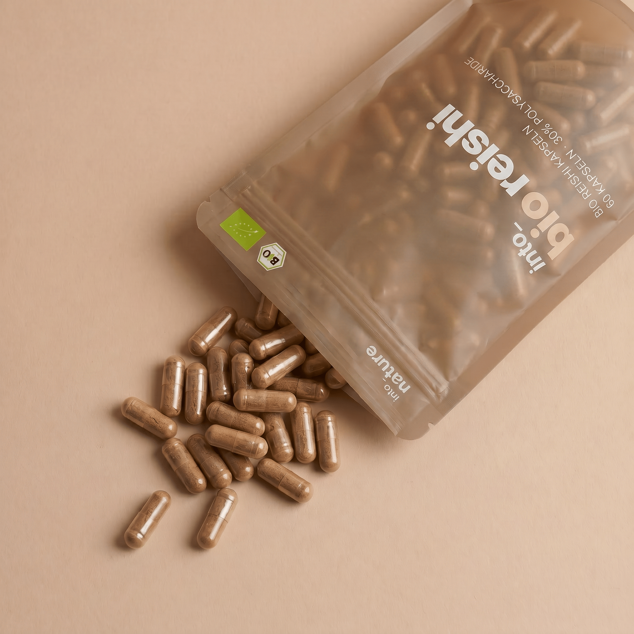 Geöffnete Verpackung mit herausfallenden veganen Bio Reishi Kapseln