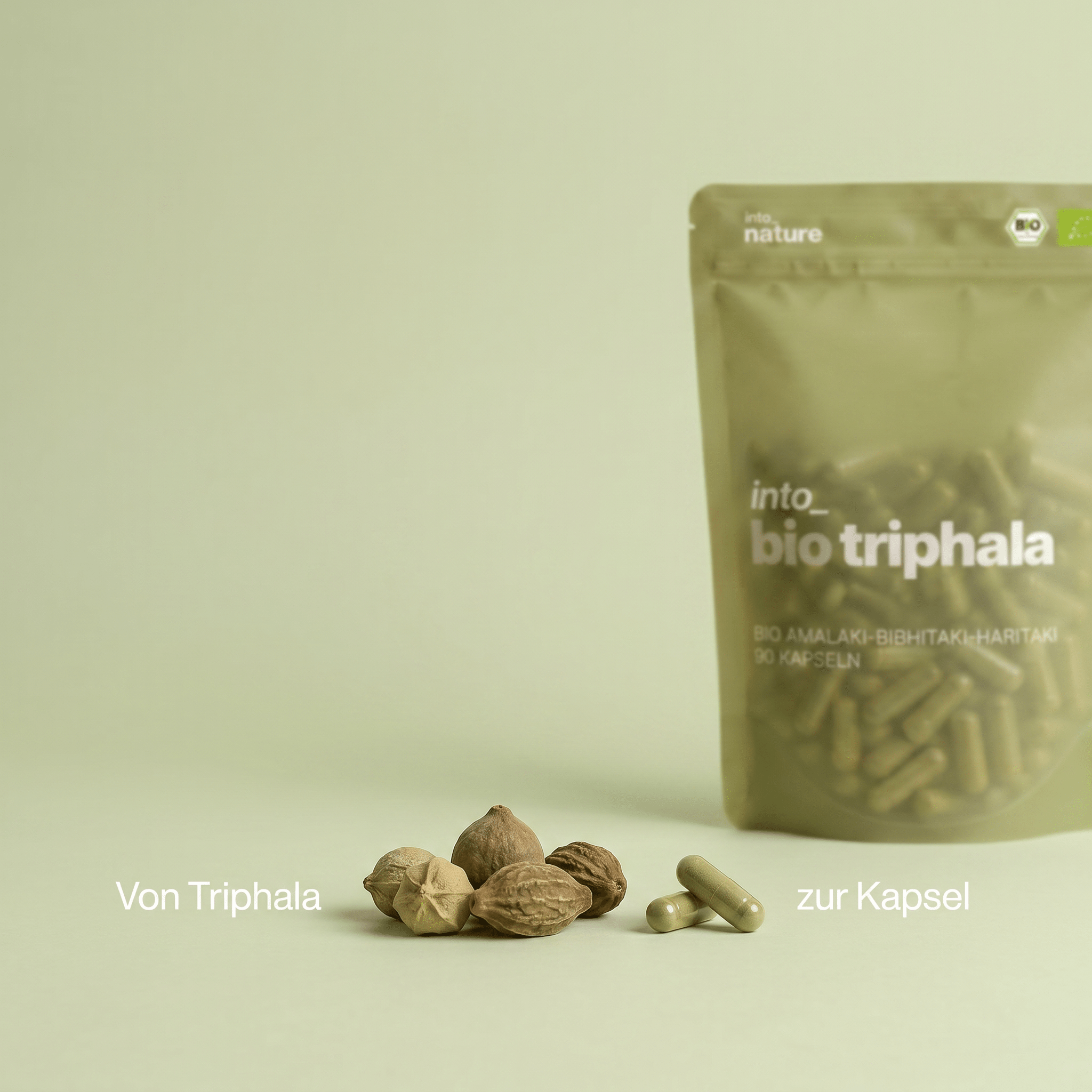 Die echten drei Triphala Früchte neben den veganen Kapseln