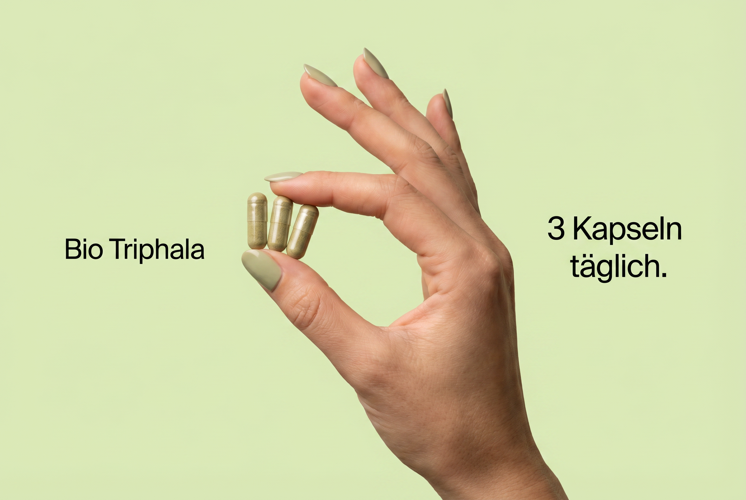 Hand hält drei vegane Bio Triphala Kapseln für die tägliche Einnahme
