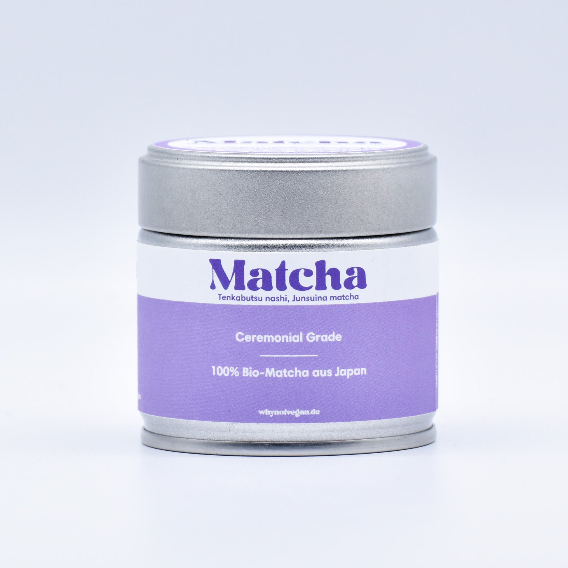 Bio Ceremonial Grade Matcha Pulver aus Japan in nachhaltiger, plastikfreier Verpackung. Hergestellt aus 100 % organischem, hochwertigem Tencha, der traditionell auf Granitsteinmühlen gemahlen wird. Perfekt für die Zubereitung von Matcha-Tee, Matcha-Latte, Smoothies oder als Zutat für Desserts. Reich an Antioxidantien, Chlorophyll und L-Theanin für natürliche Energie und Konzentration. Leuchtend grüne Farbe und feinster Geschmack – vegan, glutenfrei und frei von Zusätzen.