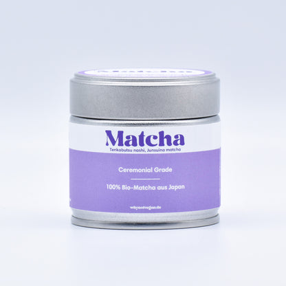 Bio Ceremonial Grade Matcha Pulver aus Japan in nachhaltiger, plastikfreier Verpackung. Hergestellt aus 100 % organischem, hochwertigem Tencha, der traditionell auf Granitsteinmühlen gemahlen wird. Perfekt für die Zubereitung von Matcha-Tee, Matcha-Latte, Smoothies oder als Zutat für Desserts. Reich an Antioxidantien, Chlorophyll und L-Theanin für natürliche Energie und Konzentration. Leuchtend grüne Farbe und feinster Geschmack – vegan, glutenfrei und frei von Zusätzen.