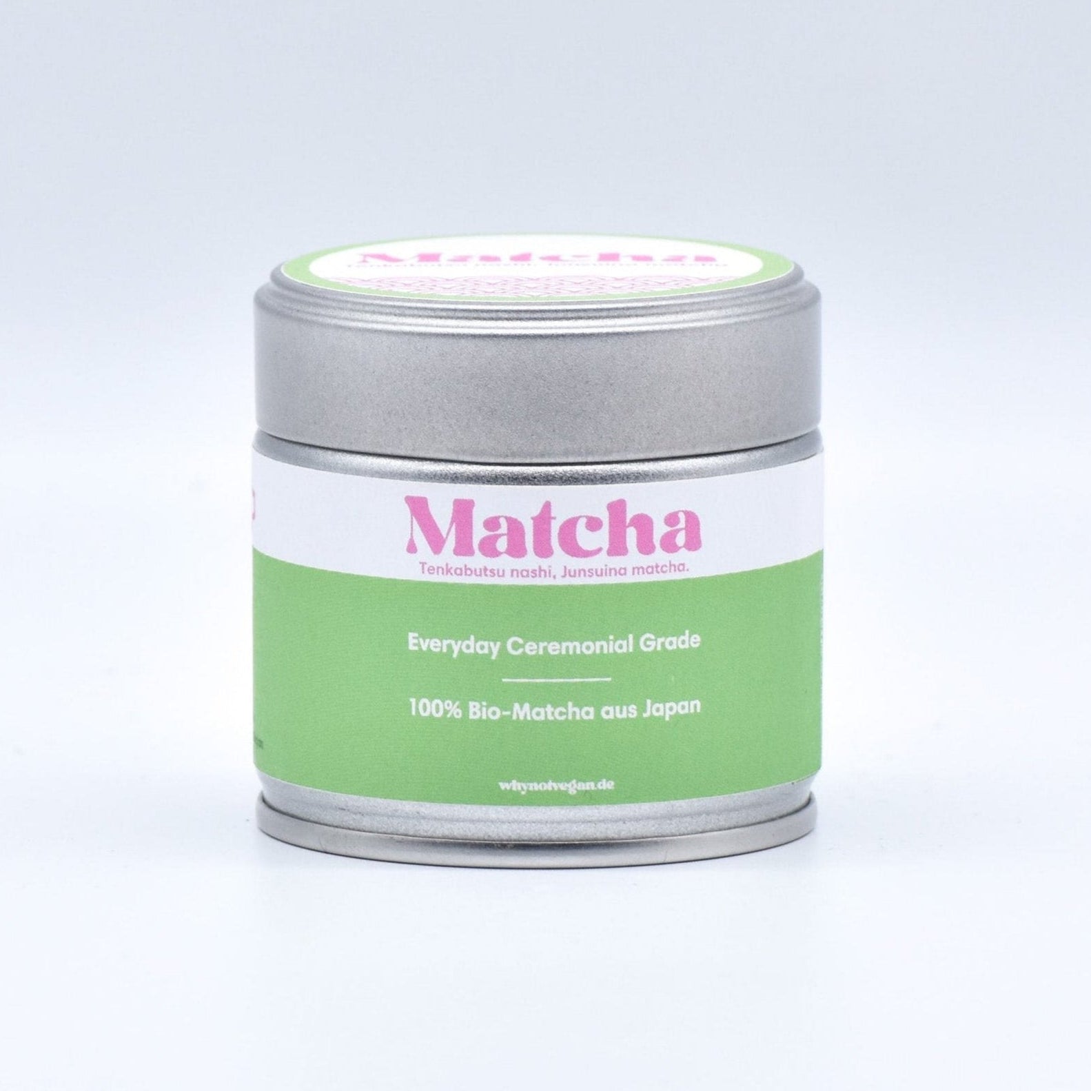 Bio Ceremonial Grade Matcha Pulver aus Japan in nachhaltiger, plastikfreier Verpackung. Hergestellt aus 100 % organischem, hochwertigem Tencha, der traditionell auf Granitsteinmühlen gemahlen wird. Perfekt für die Zubereitung von Matcha-Tee, Matcha-Latte, Smoothies oder als Zutat für Desserts. Reich an Antioxidantien, Chlorophyll und L-Theanin für natürliche Energie und Konzentration. Leuchtend grüne Farbe und feinster Geschmack – vegan, glutenfrei und frei von Zusätzen.