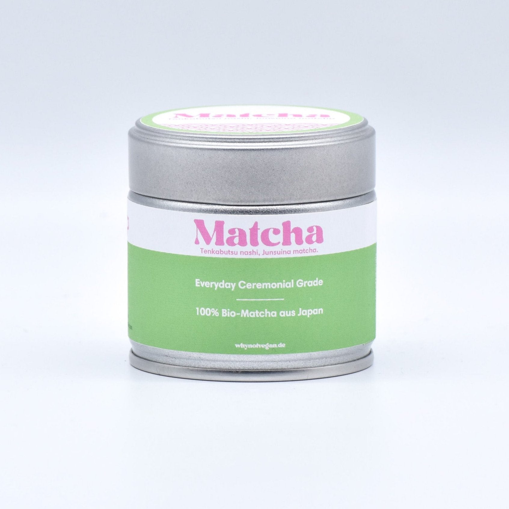 Bio Ceremonial Grade Matcha Pulver aus Japan in nachhaltiger, plastikfreier Verpackung. Hergestellt aus 100 % organischem, hochwertigem Tencha, der traditionell auf Granitsteinmühlen gemahlen wird. Perfekt für die Zubereitung von Matcha-Tee, Matcha-Latte, Smoothies oder als Zutat für Desserts. Reich an Antioxidantien, Chlorophyll und L-Theanin für natürliche Energie und Konzentration. Leuchtend grüne Farbe und feinster Geschmack – vegan, glutenfrei und frei von Zusätzen.