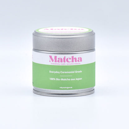 Bio Ceremonial Grade Matcha Pulver aus Japan in nachhaltiger, plastikfreier Verpackung. Hergestellt aus 100 % organischem, hochwertigem Tencha, der traditionell auf Granitsteinmühlen gemahlen wird. Perfekt für die Zubereitung von Matcha-Tee, Matcha-Latte, Smoothies oder als Zutat für Desserts. Reich an Antioxidantien, Chlorophyll und L-Theanin für natürliche Energie und Konzentration. Leuchtend grüne Farbe und feinster Geschmack – vegan, glutenfrei und frei von Zusätzen.