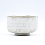 Handgefertigte Matcha-Bowl aus hochwertiger Keramik für die traditionelle Zubereitung von Matcha-Tee. Elegantes Design mit breiter Öffnung, ideal für das Aufschlagen von Matcha mit dem Bambusbesen (Chasen). Perfekt für authentische Teezeremonien und den täglichen Genuss. Langlebig, ästhetisch und vielseitig einsetzbar – die ideale Matcha-Schale für echte Matcha-Liebhaber