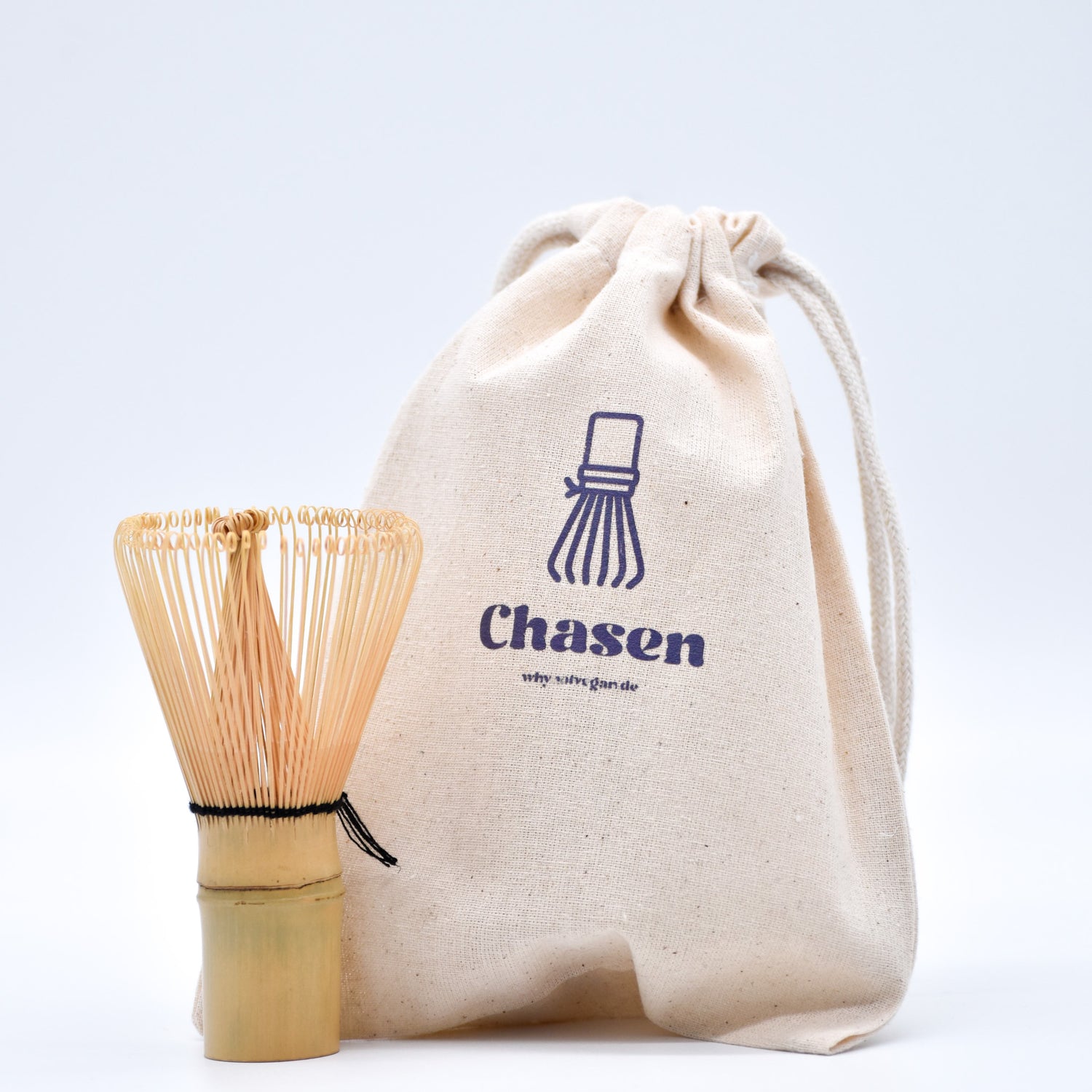 Traditioneller Matcha-Bambusbesen (Chasen) für die perfekte Zubereitung von Matcha-Tee. Handgefertigt aus hochwertigem Bambus mit feinen Borsten für cremigen Schaum und eine optimale Konsistenz. Unverzichtbares Zubehör für authentische japanische Teezeremonien und Matcha-Liebhaber. Nachhaltig, langlebig und einfach zu reinigen – der ideale Begleiter für ein entspanntes Tee-Erlebnis