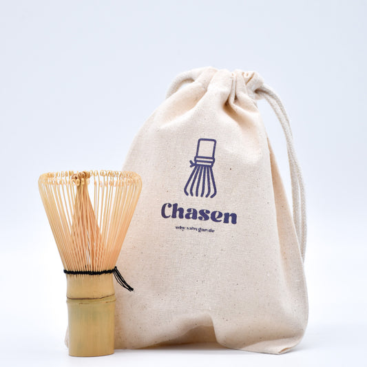 Traditioneller Matcha-Bambusbesen (Chasen) für die perfekte Zubereitung von Matcha-Tee. Handgefertigt aus hochwertigem Bambus mit feinen Borsten für cremigen Schaum und eine optimale Konsistenz. Unverzichtbares Zubehör für authentische japanische Teezeremonien und Matcha-Liebhaber. Nachhaltig, langlebig und einfach zu reinigen – der ideale Begleiter für ein entspanntes Tee-Erlebnis