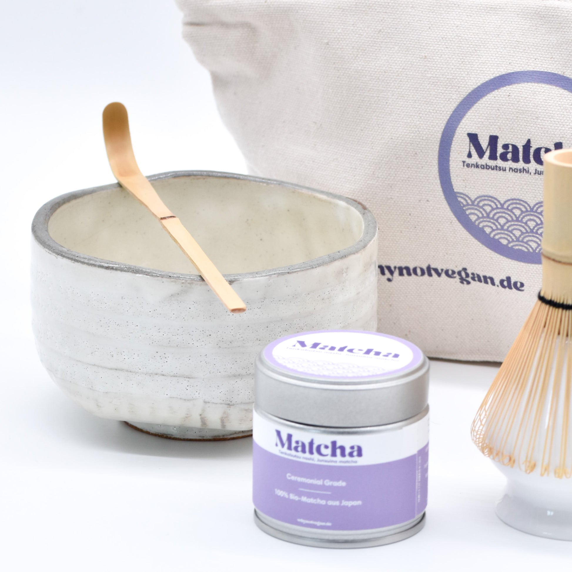 Bio Matcha-Set: Traditionelle Schale, Bambusbesen und Löffel – ideal für die perfekte Zubereitung von hochwertigem Ceremonial Matcha.