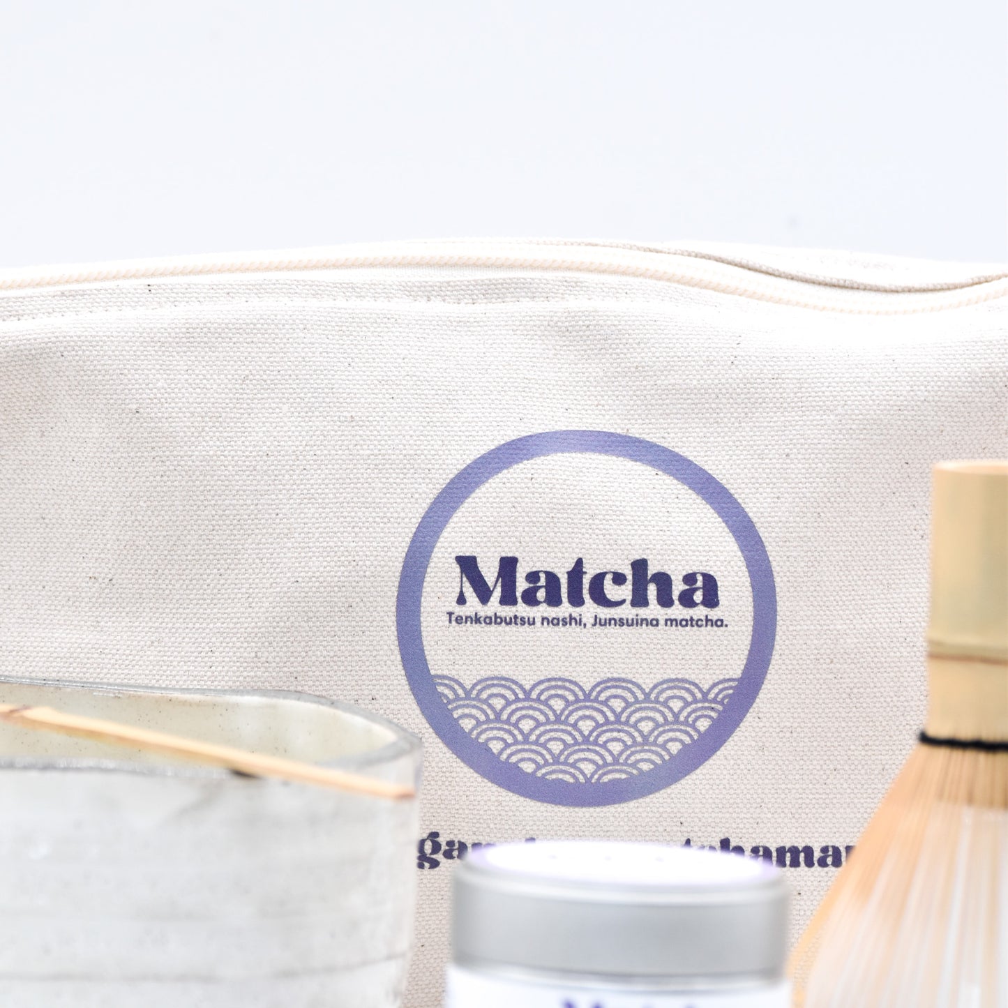 Bio Matcha-Set: Traditionelle Schale, Bambusbesen und Löffel – ideal für die perfekte Zubereitung von hochwertigem Ceremonial Matcha.